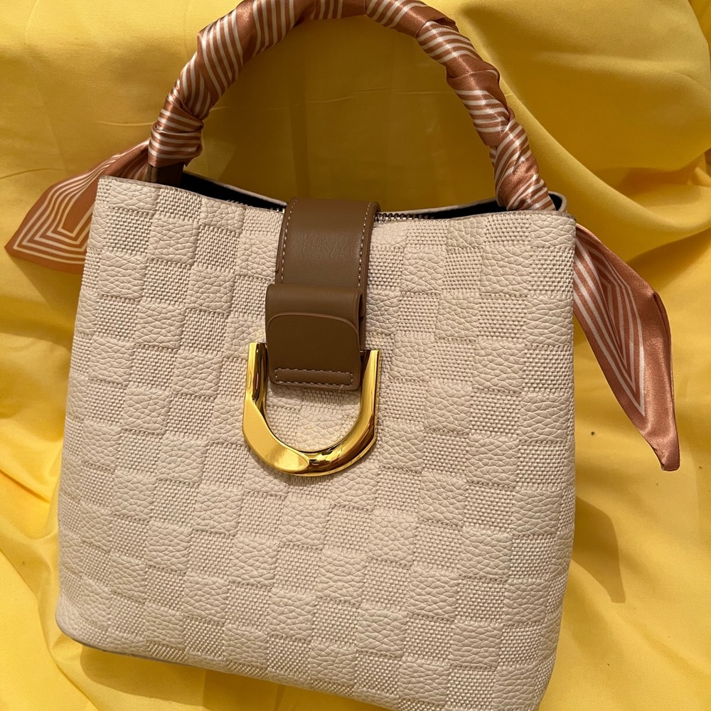 Women’s bucket bag